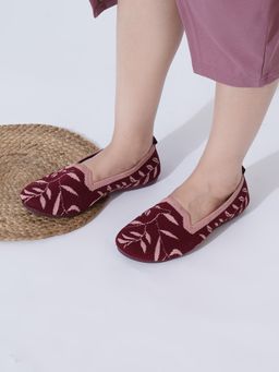 Shoetopia - Girls Maroon And Black Knitted Ballerina