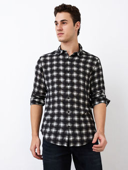 Spykar - Men Black Slim Fit Checks Full Sleeves Casual Shirt