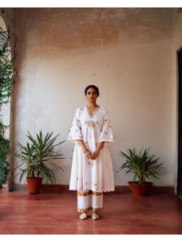 Label Earthen - Usha Rani Kali Ivory Embroidered Kurta Pant with Dupatta (Set of 3)