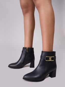 Twenty Dresses by Nykaa Fashion - Black Solid Chainlink Buckle Pointed Toe Winter Boots