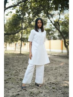 NUCHIC - Women White Kurta with Pant