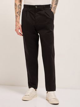 The Bear House - Men Black Cropped Carrot Fit Cotton Solid Trouser
