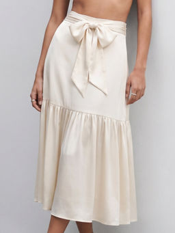 Outzidr - White Fishtail Skirt With A Bow Detail Skirt