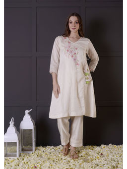 SURABHI ARYA - Off White Chanderi Embroidered Kurta With Pant Co-ords