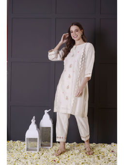 SURABHI ARYA - Off White Chanderi Embroidered Kurta With Pant Co-ords