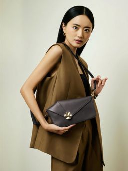 Everpret - Black Andrea Convertible Clutch with Strap Sling Bag