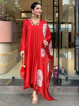 MEENA BAZAAR - Red V-Neck Embroidered Kurta with Pant and Dupatta
