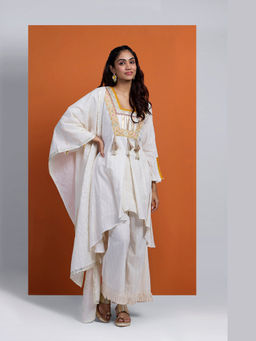 Ishnya - Off White Hoor - Handkerchief Cut Kurta With Pant