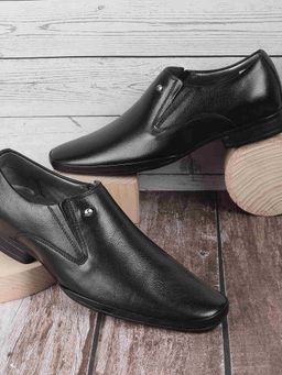 Mochi - Men Black Loafers