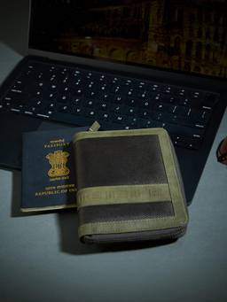 EUME - Men Zen Passport Holder With Zipper Passport Pouch & Card Slots - Olive Green