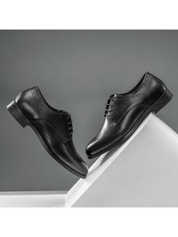 Red Tape - Men Solid Black Derbies