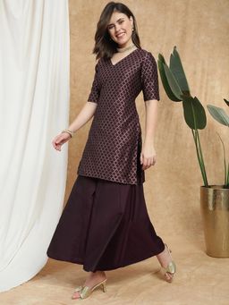 Globus - Women Maroon V-neck Jaal Print Kurti With Flared Palazzo