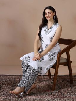 Shree - Women Cotton White Floral Printed Kurta and Pant