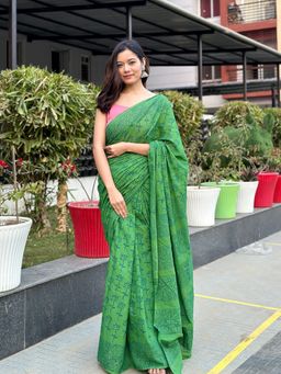 SainSisters - Women Green Floral Cotton Saree Without Blouse