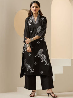 ISHIN - Animal Printed Foil Work V-Neck Kurta With Pant (Set of 2)