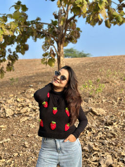 SUGERCANDY - Black Handmade Strawberry Sweater