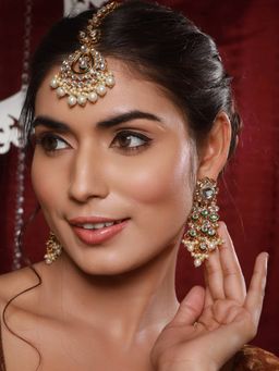 Aatmana - Gold-Toned & Kundan & Pearl Studded Green Enamelled Maang Tikka with Earring Set