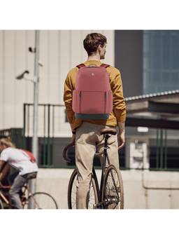 Victorinox - Altamont Classic Deluxe Laptop 20 L Burgundy Backpack (L)