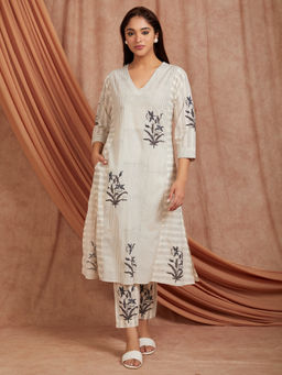 SHAABA CLOTHING - Off-White Hand Block Printed Cotton V-Neck Kurta and Pant (Set of 2)