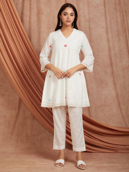 SHAABA CLOTHING - Off-White Hand Block Printed V-Neck Cotton Kurta with Pants (Set of 2)