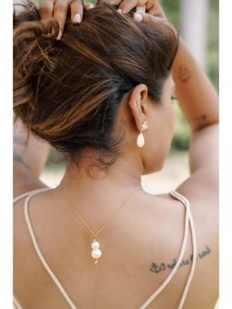 La marque-M - White Golden Snowman Pearl Necklace