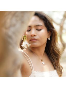 La marque-M - White Diamond Leaf Gold Pearl Earrings
