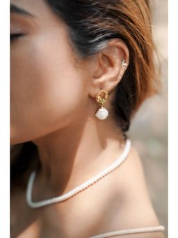 La marque-M - White Crushed Gold Pearl Earrings