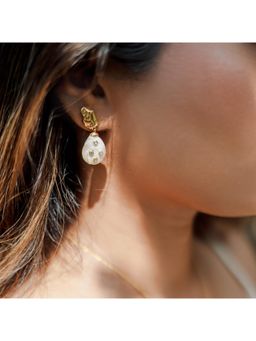 La marque-M - White Golden Bliss Pearl Earrings