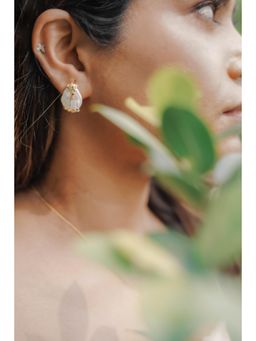 La marque-M - White Diamond Engraved Pearl Earrings