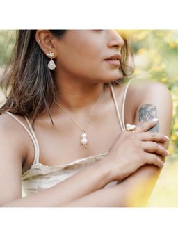 La marque-M - White Beeing On Pearl Earrings