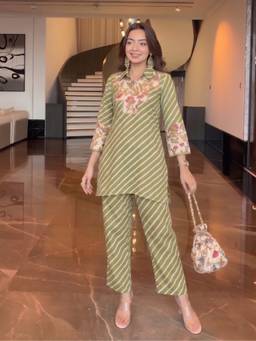 Autumnlane - Women Green Printed Co-Ord Set with Potli