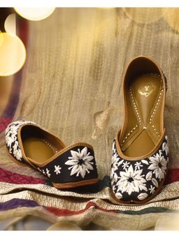 YASSIO - Samiya Jutti Sophisticated Tradition in Black Chikankari