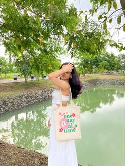 EcoRight - White Blooming Canvas Tote Bag with Zip