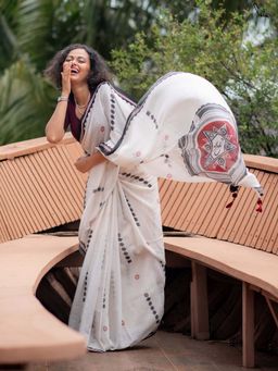 Suta - Women White Cotton Printed Saree