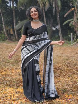 Suta - Women Black Cotton Printed Saree