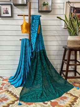 Suta - Women Blue Viscose Woven Saree