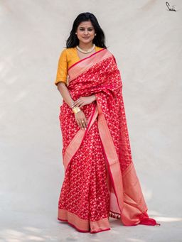 Suta - Women Red Rayon Woven Saree