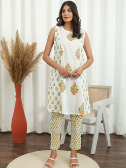 Sooti Syahi - Women White Floral Printed Kurta with Pant
