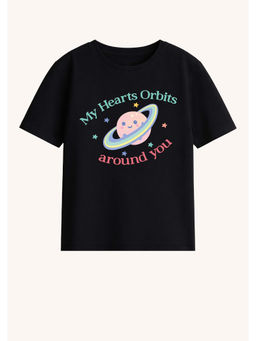 BLUSHES - Cotton Knit My Hearts Orbits Around You Text Printed T-Shirt Black