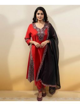 Vbuyz - Women Red Embroidered Kurta with Pant and Dupatta
