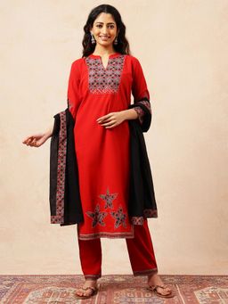 Vbuyz - Women Red Floral Kurta with Pant and Dupatta