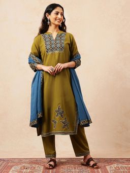 Vbuyz - Women Green Floral Kurta with Pant and Dupatta