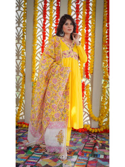 LABEL MAE - Yellow Floral Print Kurta with Pant and Dupatta (Set of 3)