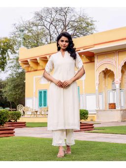 Missprint - Women Off White Floral Embroidered Kurta with Pant
