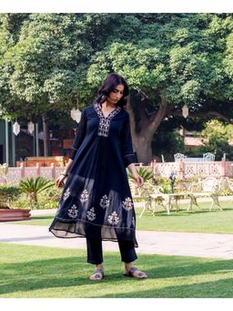 Missprint - Women Black Floral Embroidered Kurta with Pant