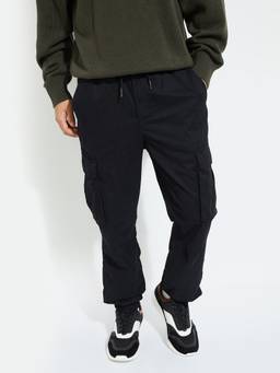 max - Men Solid Relaxed Fit Cargo Black Jogger