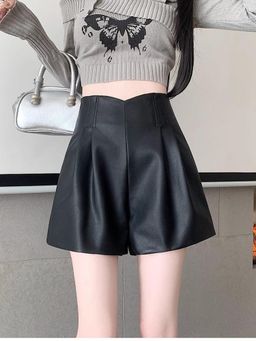 Outzidr - Black Pleated Pu Shorts