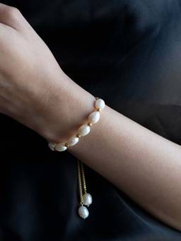 ANUSHKA JAIN JEWELLERY - 925 Cove Pearl Bracelet In Sterling Silver With Gold Vermeil