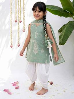 ARTH LIFE - Green Kaju Lucknowi Kurta With Dhoti And Dupatta