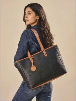 Toteteca - Classic Black Shoulder Bag